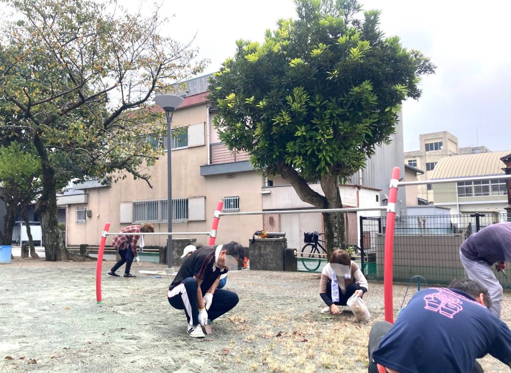 伊勢市浦口公園清掃活動の様子