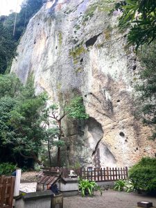 花の窟神社のご神体の磐座。想像を超える迫力ある風景。