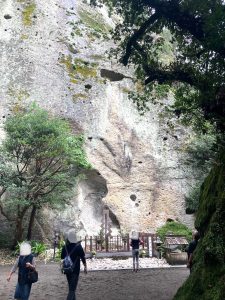 花の窟神社のご神体の磐座。想像を超える迫力ある風景。