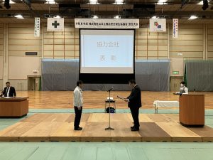 安全大会にて表彰を受ける安全優良賞の釜屋硝子建材様